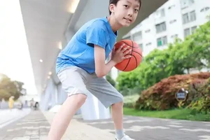 篮球基础训练动作儿童图片